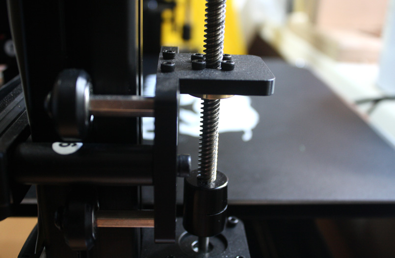 По Z-оси установлено два трапецеидальных винта